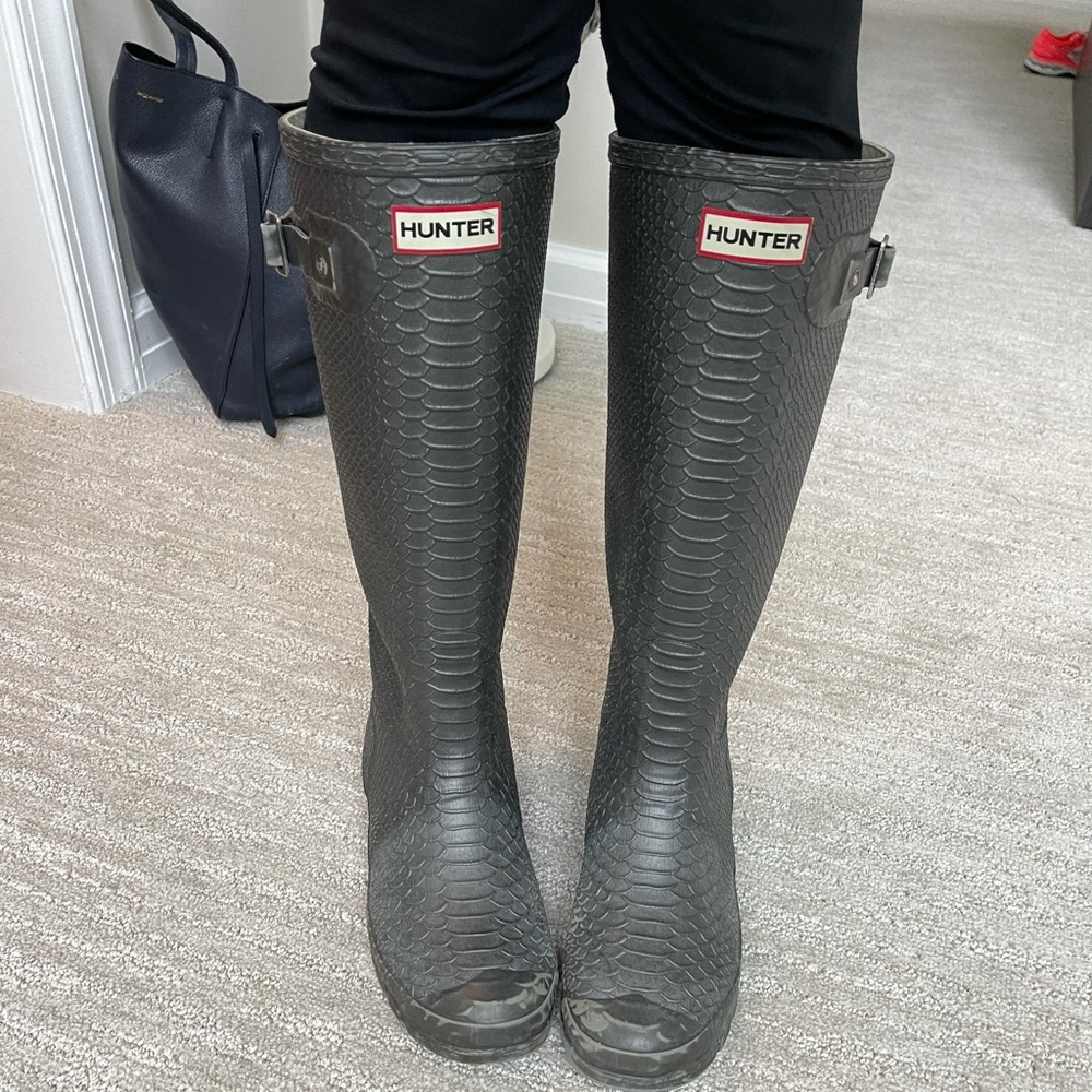 HUNTER TALL GRAY RAIN BOOTS SIZE 7.5